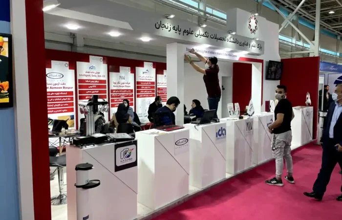 غرفه سازی ترسیگران در حال چیدمان غرفه