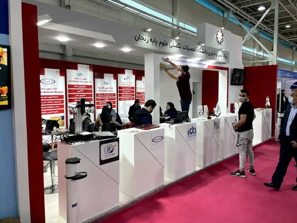 غرفه سازی ترسیگران در حال چیدمان غرفه